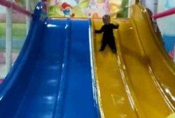 滑滑梯视频,欢乐时光的精彩瞬间