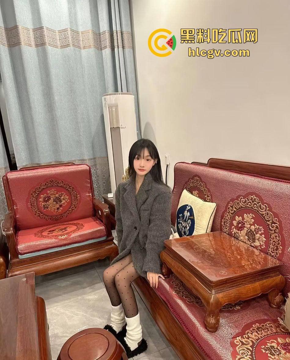 福建厦门黑丝小姐姐【林依冉】亲密视频流出!日常甜蜜瞬间被曝光,丝袜魅力尽显!-3