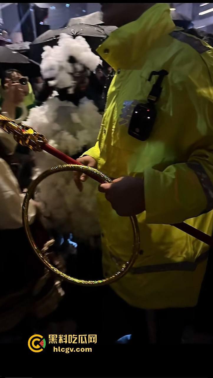 上海中山公园coser夜晚集体发疯，唱歌玩得嗨被带走！场面混乱如甄嬛传翻拍！-3