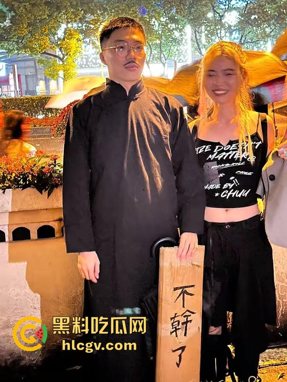 上海中山公园coser夜晚集体发疯，唱歌玩得嗨被带走！场面混乱如甄嬛传翻拍！-8