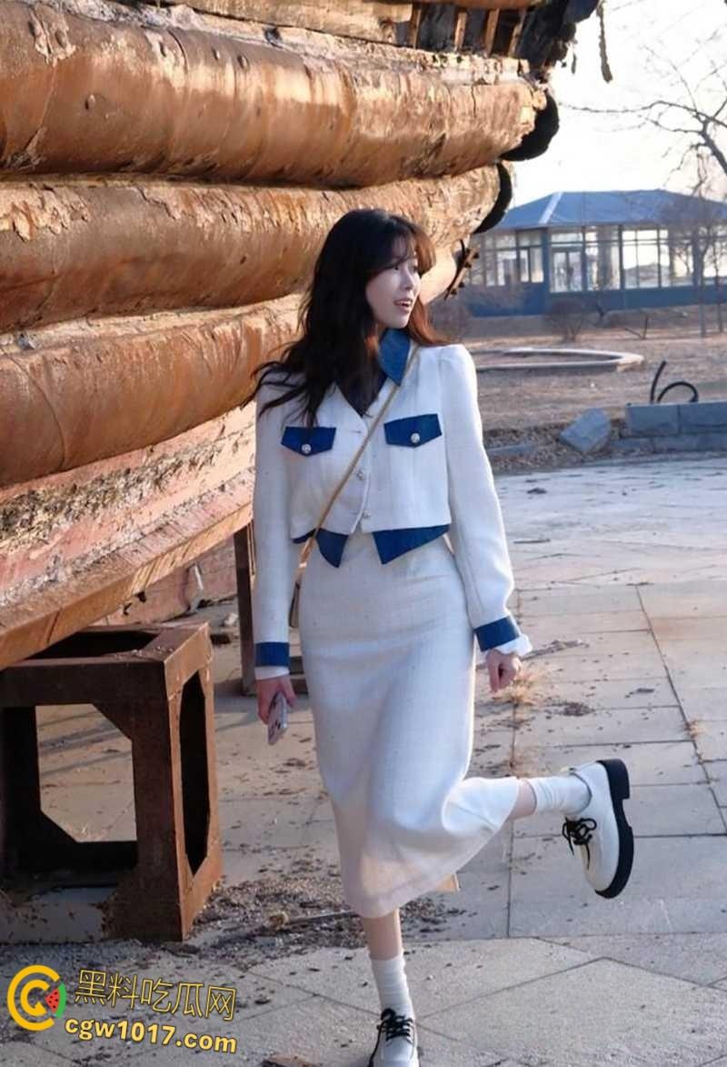 青岛新婚少妇【罗薇薇】老公出差刚走，约炮前男友家中情趣性爱，看着婚纱照操黑丝人妻，玩的不是一般的花！-1