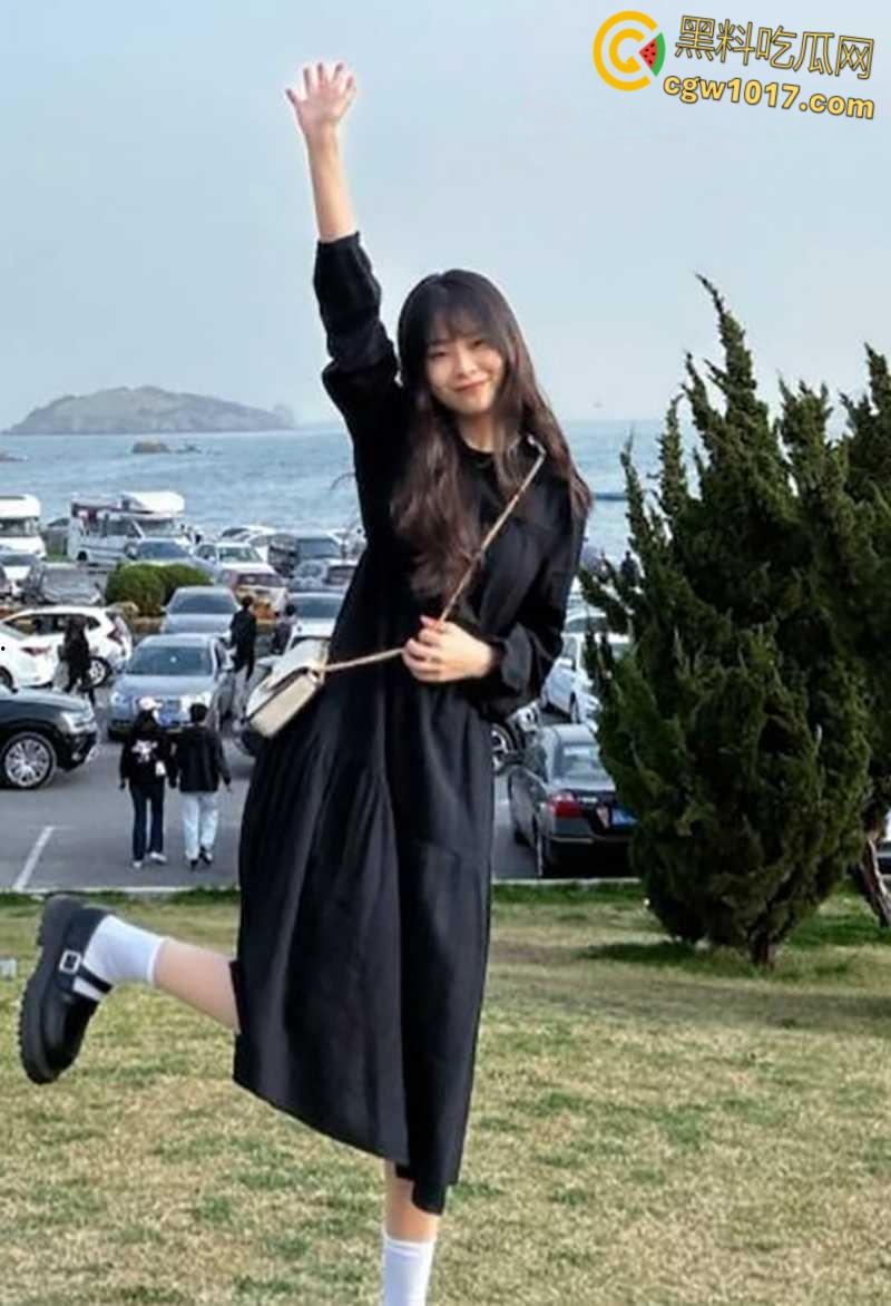 青岛新婚少妇【罗薇薇】老公出差刚走，约炮前男友家中情趣性爱，看着婚纱照操黑丝人妻，玩的不是一般的花！-3