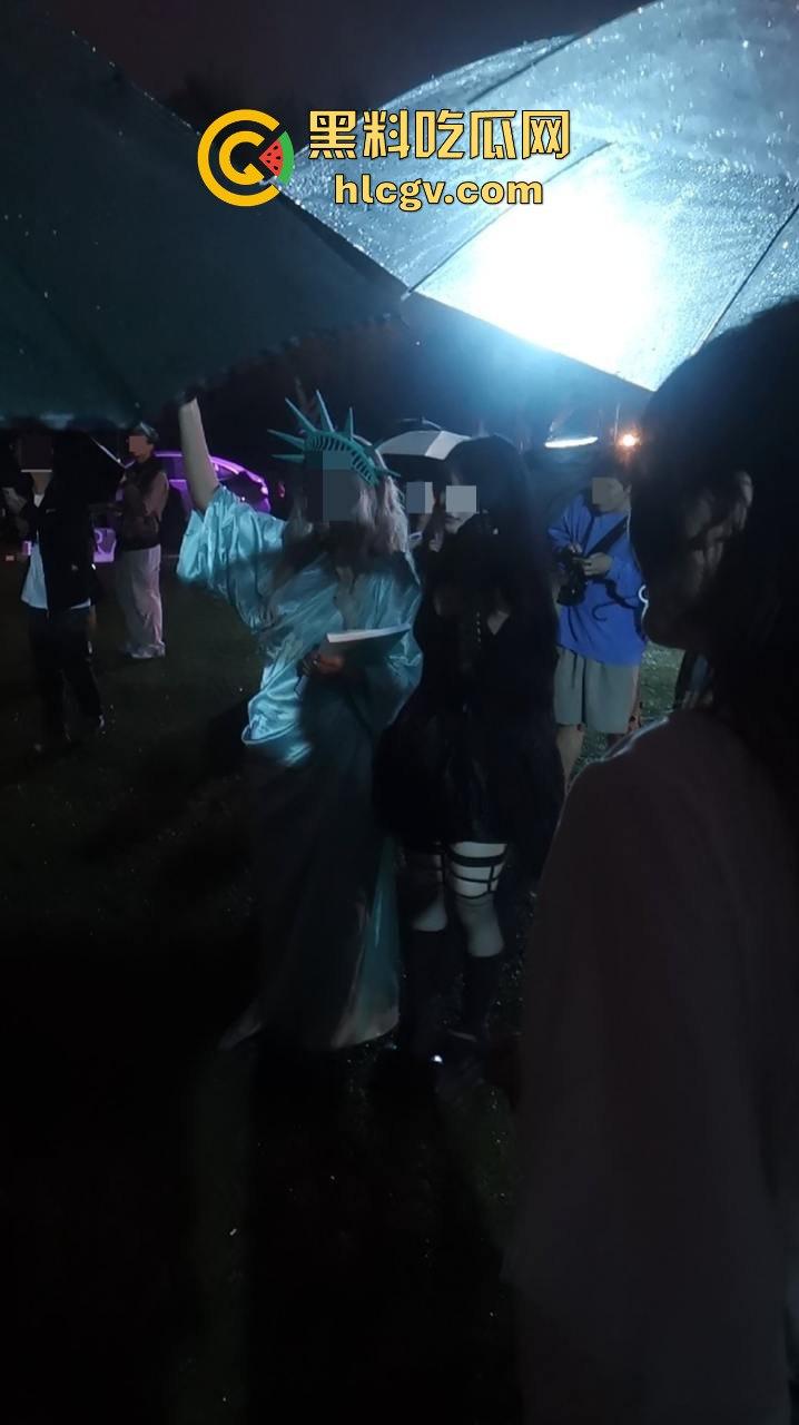 上海中山公园coser夜晚集体发疯，唱歌玩得嗨被带走！场面混乱如甄嬛传翻拍！-17