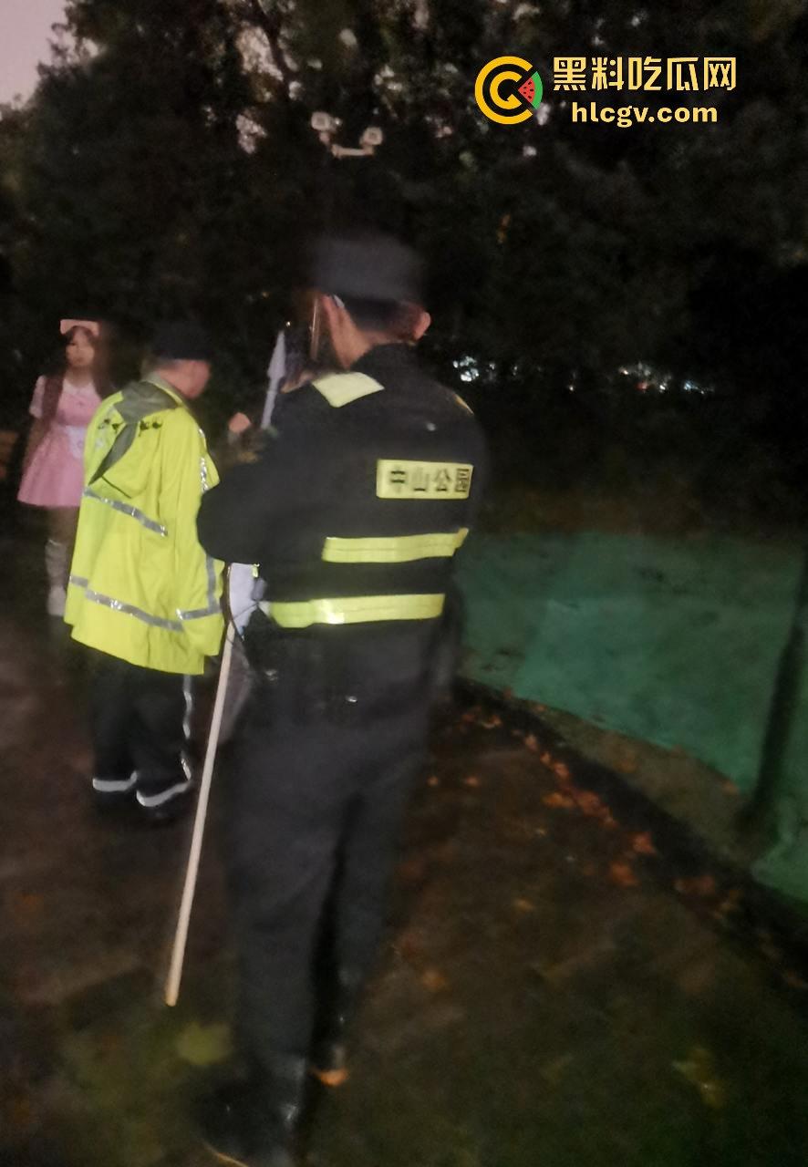 上海中山公园coser夜晚集体发疯，唱歌玩得嗨被带走！场面混乱如甄嬛传翻拍！-18