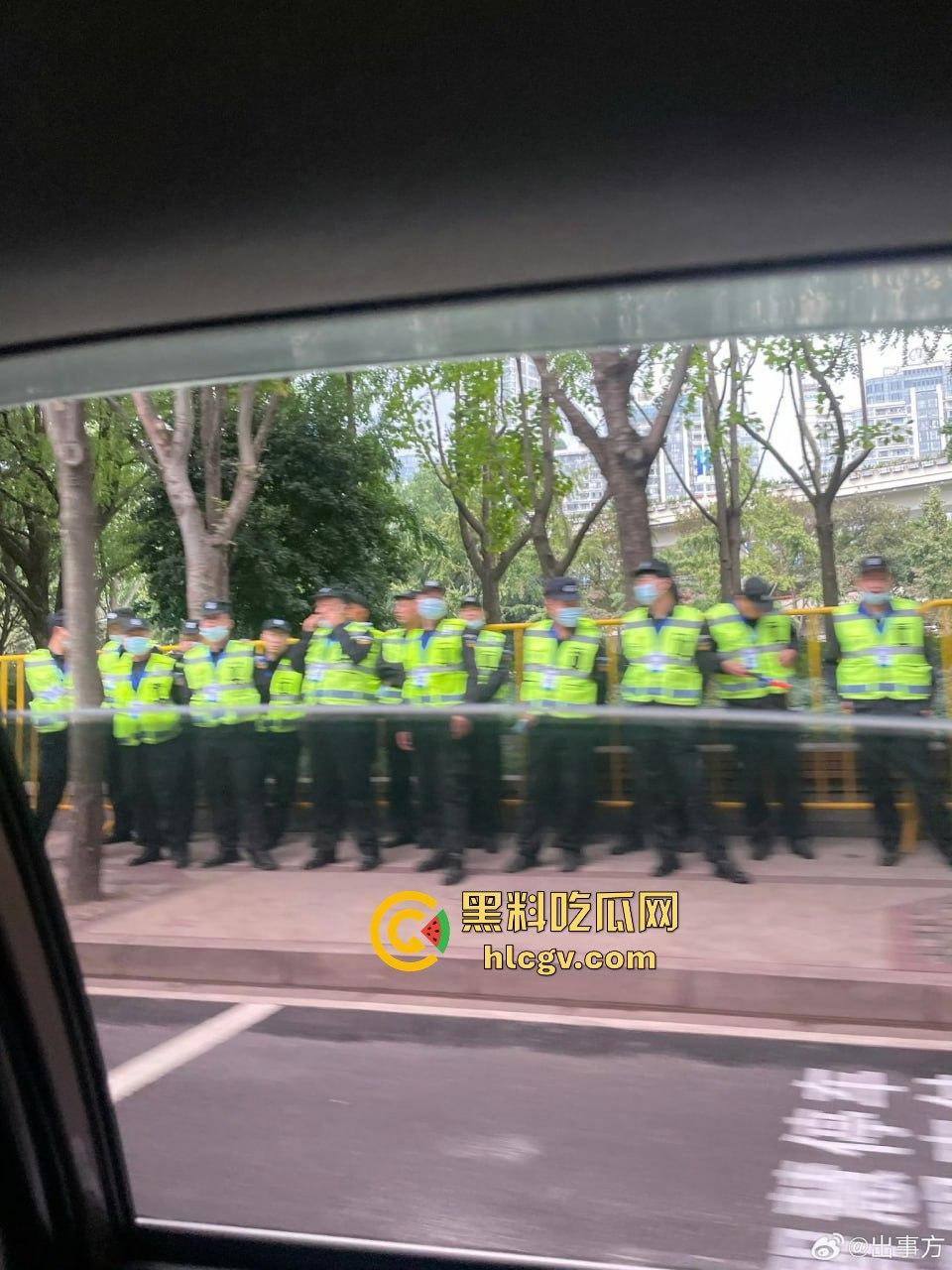 上海中山公园coser夜晚集体发疯，唱歌玩得嗨被带走！场面混乱如甄嬛传翻拍！-22