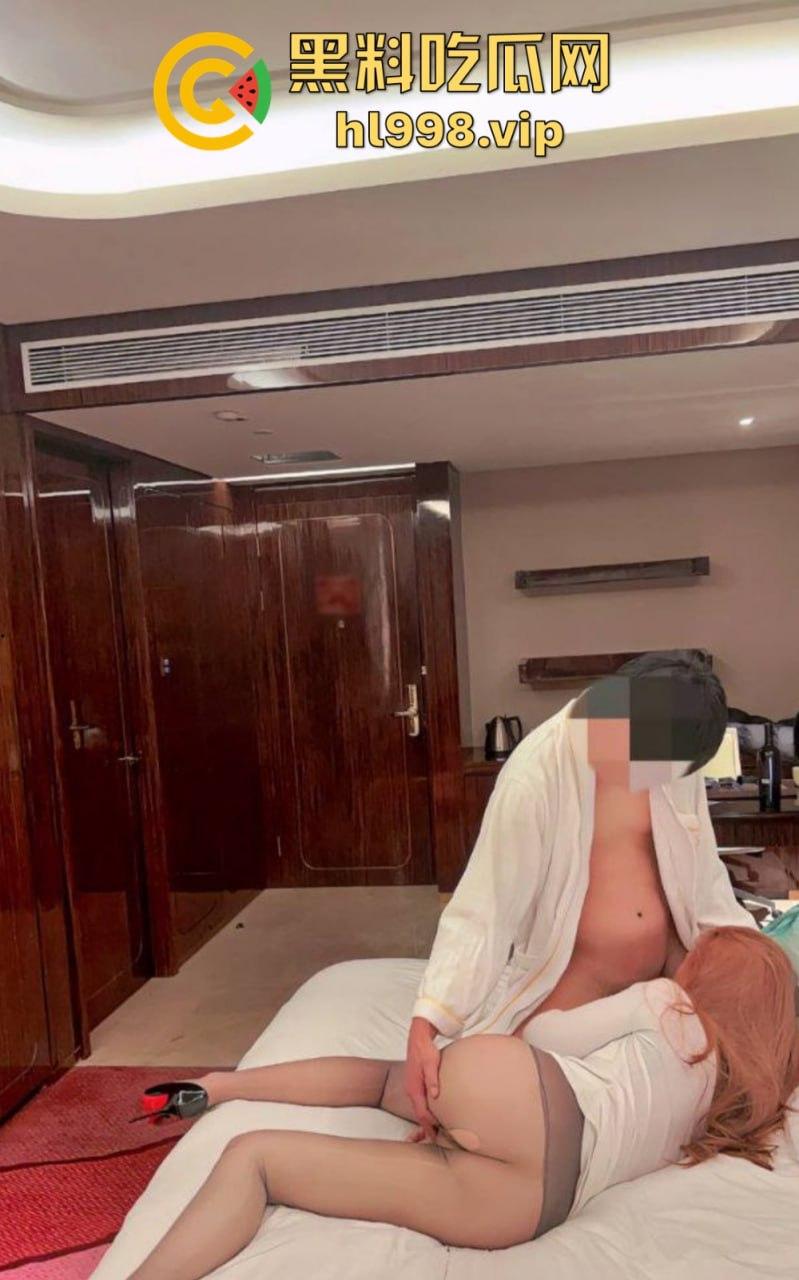 万人求的极品长腿人妻私拍来了！群交乱操，黑丝肉丝轮番上阵，十月『大魔王』放飞自我！-4