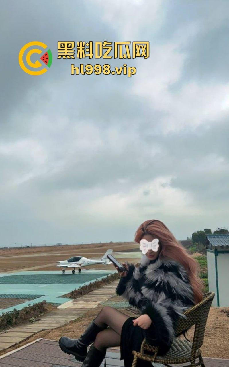 万人求的极品长腿人妻私拍来了！群交乱操，黑丝肉丝轮番上阵，十月『大魔王』放飞自我！-29