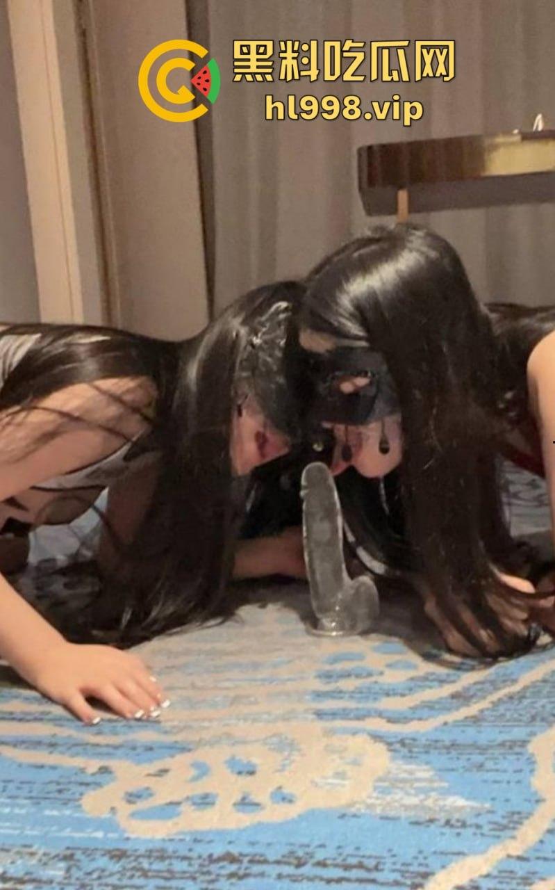 万人求的极品长腿人妻私拍来了！群交乱操，黑丝肉丝轮番上阵，十月『大魔王』放飞自我！-32