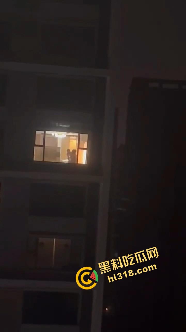 夜深人静窗前爆操不拉窗帘，灯火通明全楼观影，隔壁妹子都看傻了，就喜欢你们这种不避嫌的刺激感！-9