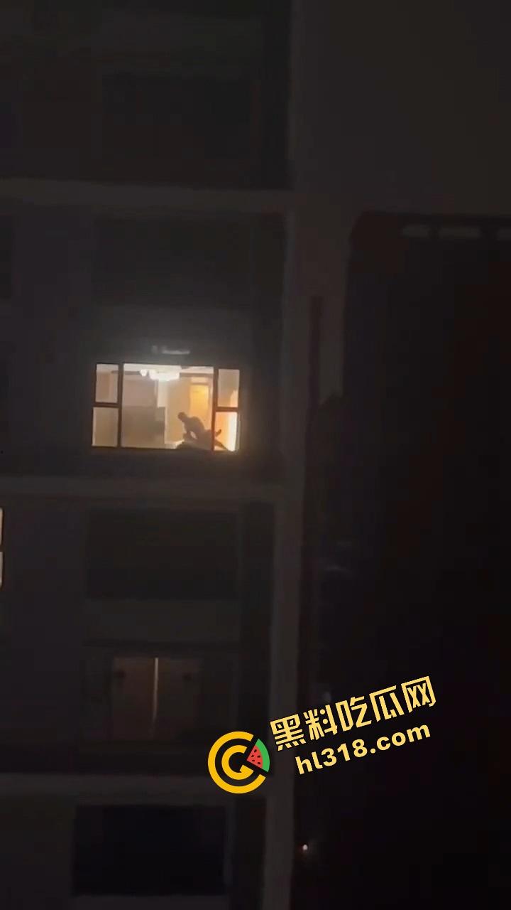 夜深人静窗前爆操不拉窗帘，灯火通明全楼观影，隔壁妹子都看傻了，就喜欢你们这种不避嫌的刺激感！-10