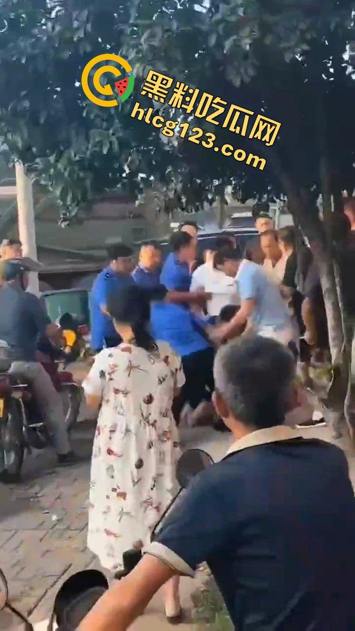 江西抚州执法人员暴力脚踹男子，官方回应称肢体冲突！-3