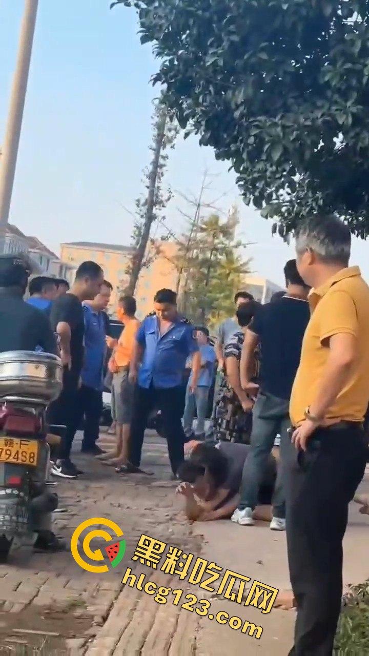 江西抚州执法人员暴力脚踹男子，官方回应称肢体冲突！-5