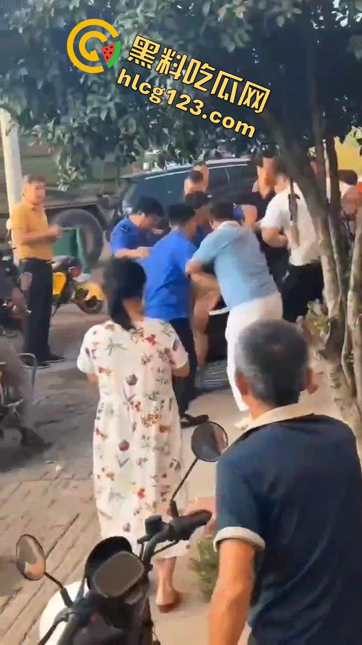 江西抚州执法人员暴力脚踹男子，官方回应称肢体冲突！-7