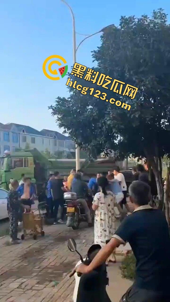 江西抚州执法人员暴力脚踹男子，官方回应称肢体冲突！-8