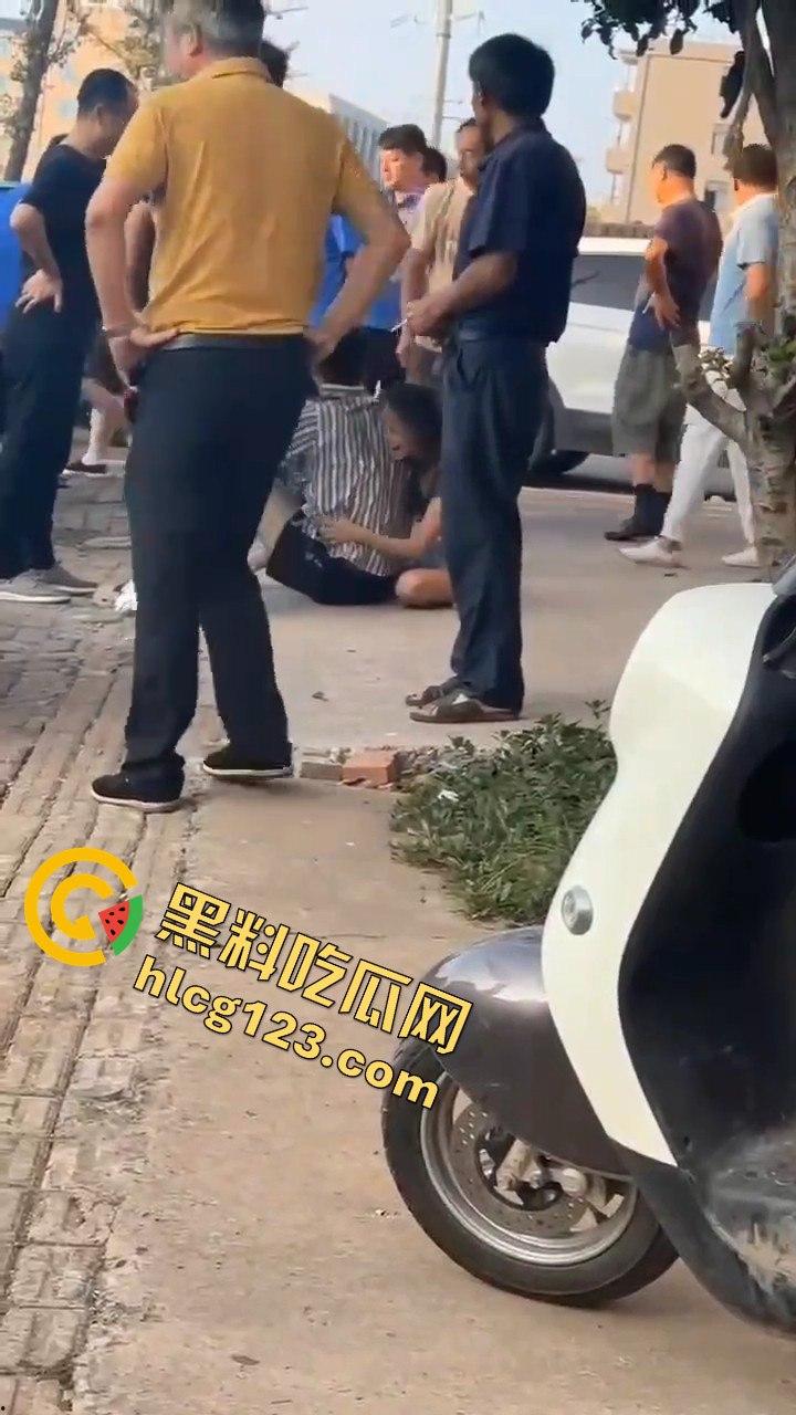 江西抚州执法人员暴力脚踹男子，官方回应称肢体冲突！-11