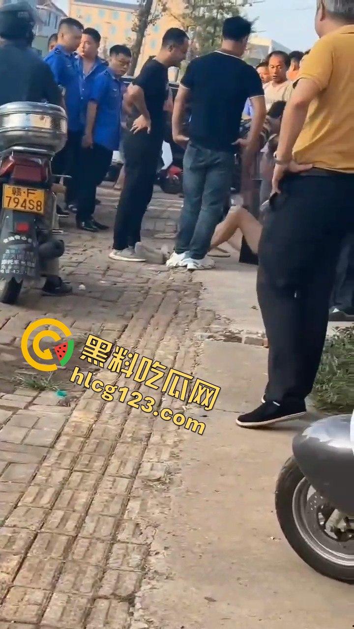 江西抚州执法人员暴力脚踹男子，官方回应称肢体冲突！-12