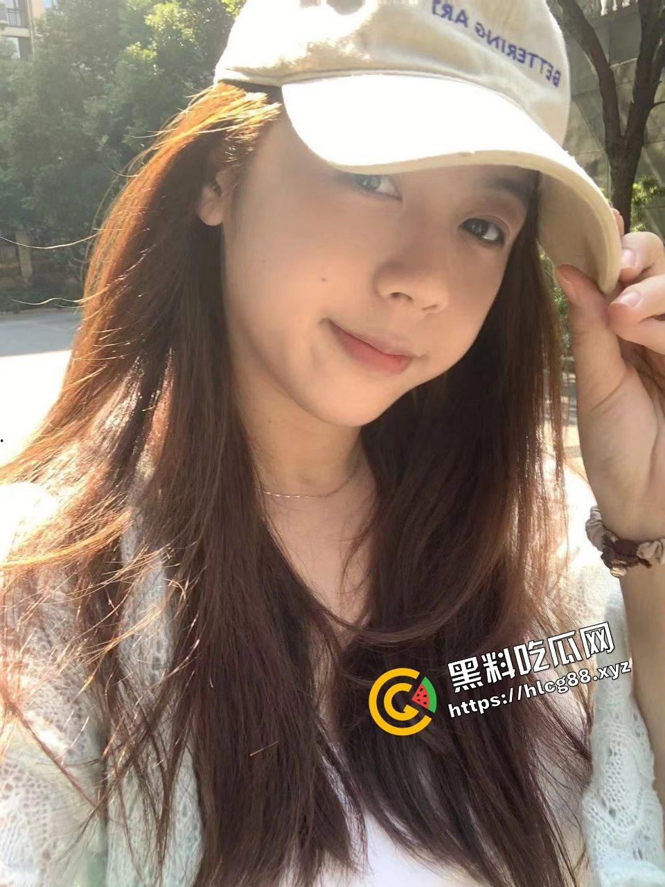 赴美留学的反差婊骚鸡【陈嘉琪】天天被洋屌男友中出骚逼,趁着宿舍里没人用仙女棒自慰!-2