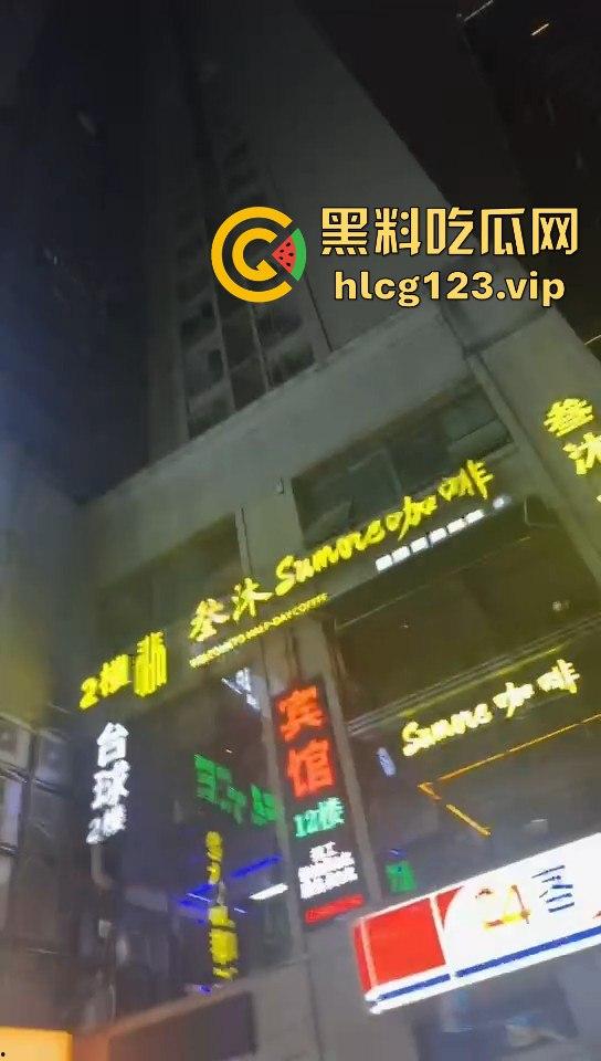 小姐姐为假金项链直播跳楼！商家不给退，网友却被她的好身材吸引！-6