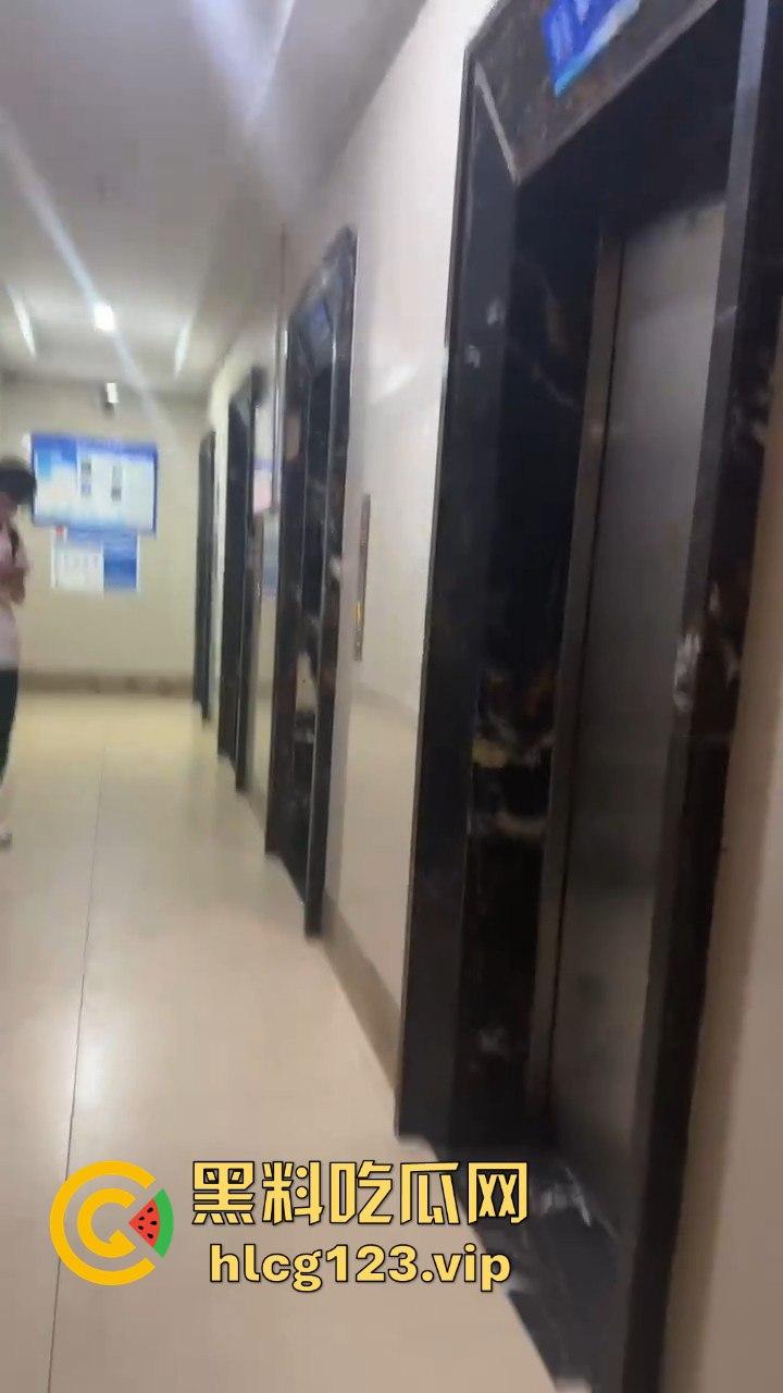 小姐姐为假金项链直播跳楼！商家不给退，网友却被她的好身材吸引！-7